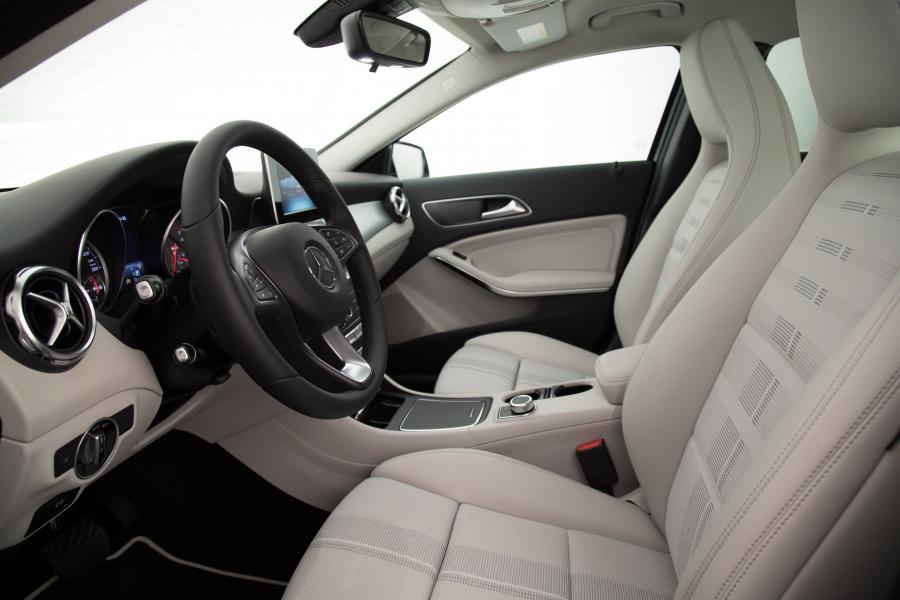 Интерьер Mercedes-Benz GLA200 (X156) 2017 года  (LA) (фото 4 из 41)